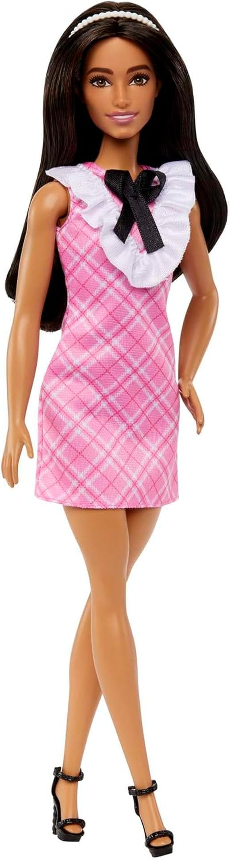 Lalka Barbie Fashionistki ze sportowymi czarnymi włosami i perłową opaską na głowie, ubrana w różową kraciastą sukienkę z czarną kokardką i marszczonym kołnierzykiem dla dzieci w wieku od 3 lat HJT06