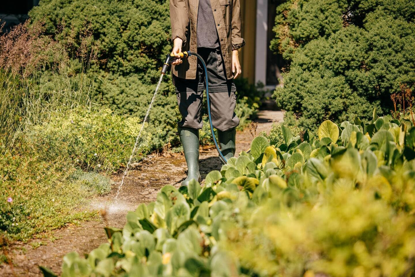 Wąż ogrodowy Fiskars S, seria X, wąż wodny do ręcznego podlewania, 13mm (1/2"), długość: 15m, złącze uniwersalne, ochrona przed promieniowaniem UV, ochrona przed mrozem, odporny na skręcanie, niebieski, 1076044
