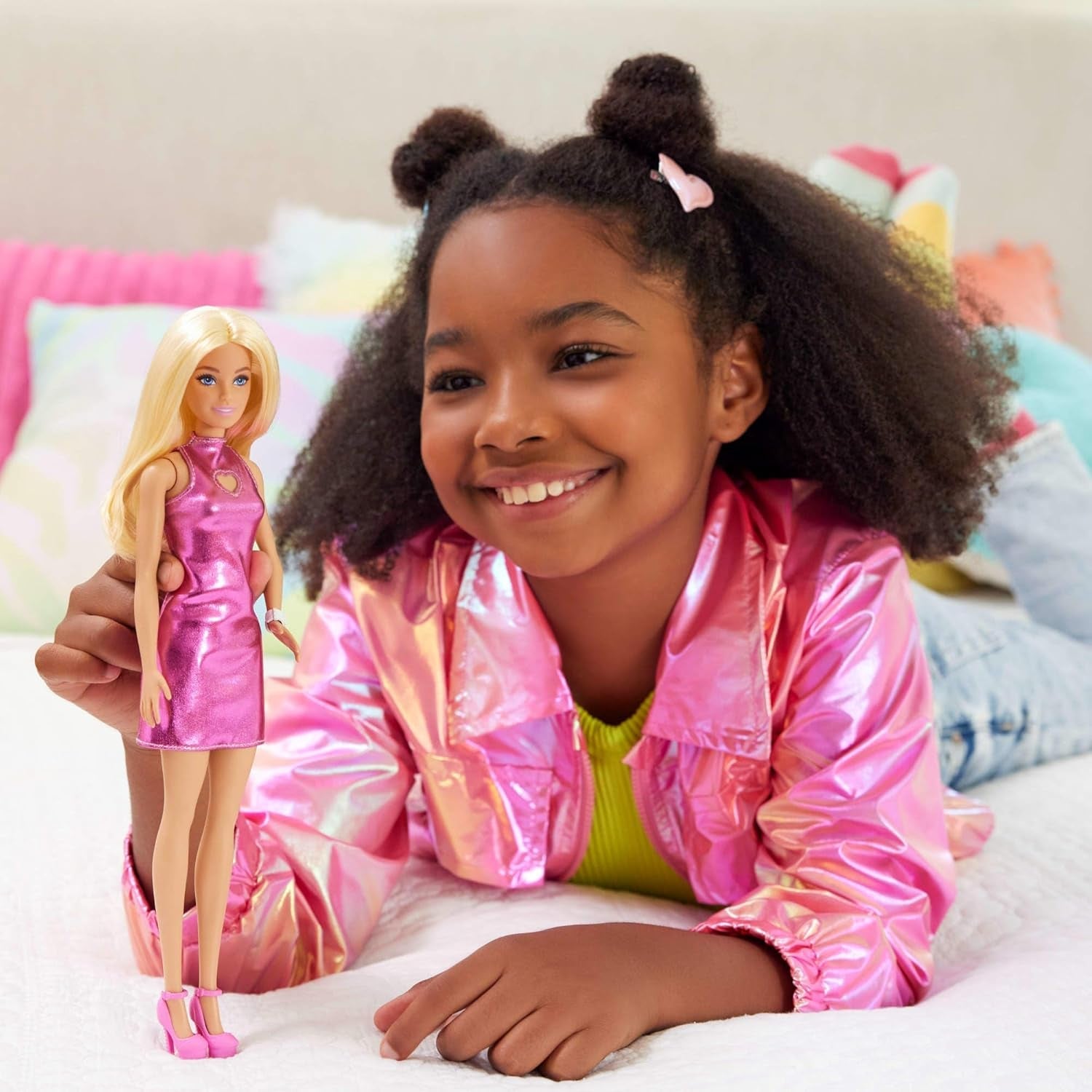 Lalka Barbie Fashionistas nr. 230 z blond włosami, różową metaliczną mini sukienką z wycięciem w kształcie serca, białą bransoletką i szpilkami, HYT88