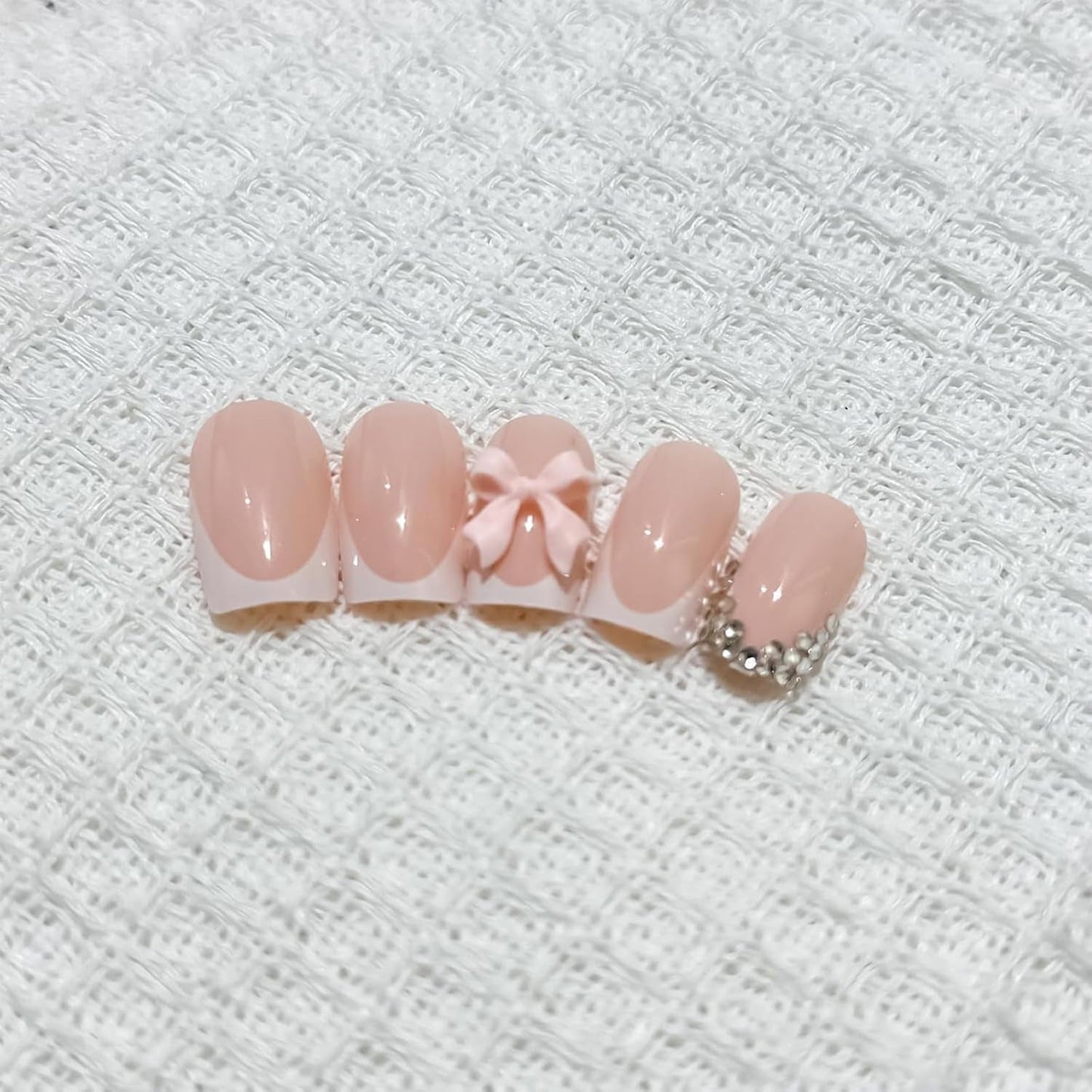 24 szt. Różowa kokardka z diamentem tabletki do francuskiego Manicure kwadratowe paznokcie wzór ze strasami Nude różowe sztuczne paznokcie Full Cover klej Manicure