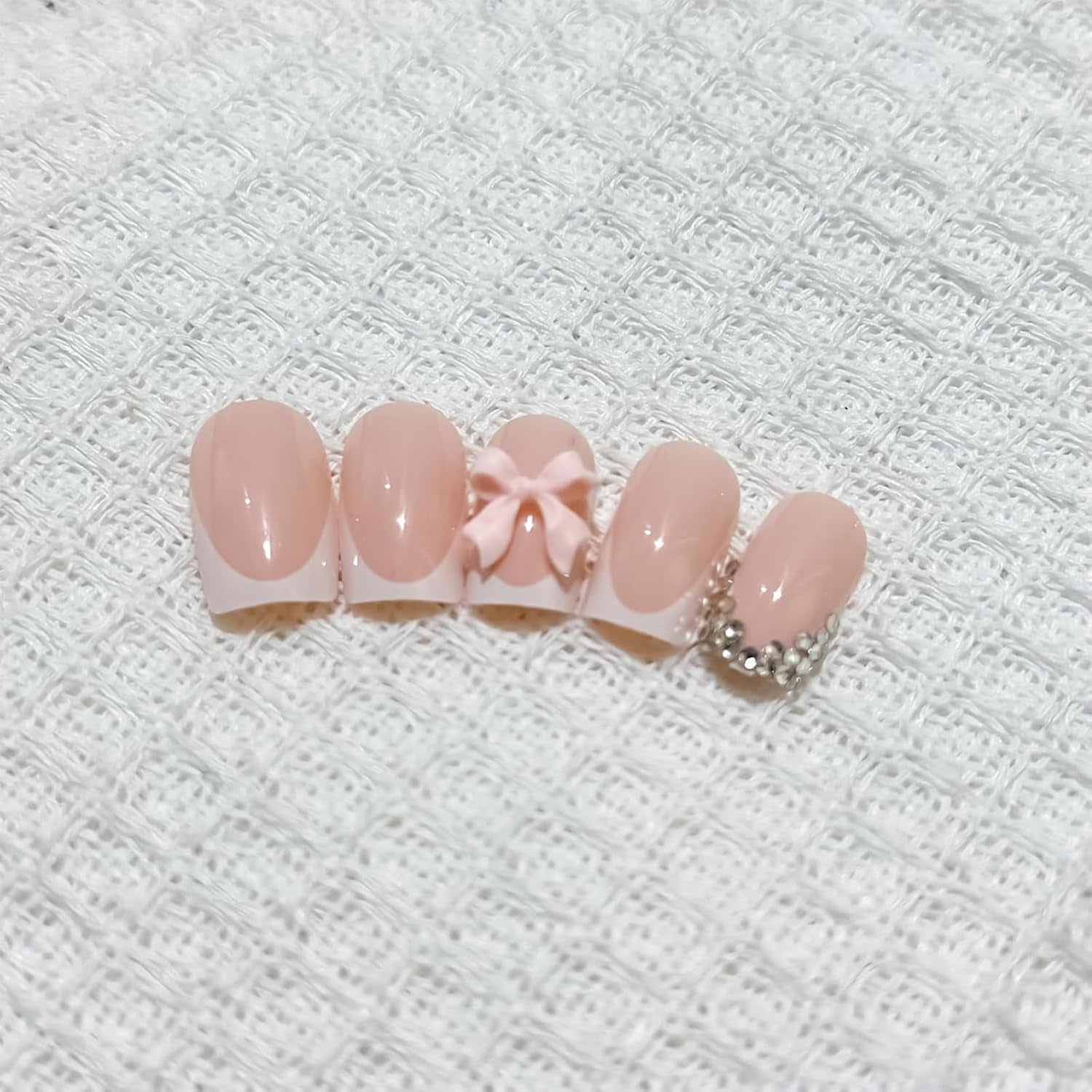 24 szt. Różowa kokardka z diamentem tabletki do francuskiego Manicure kwadratowe paznokcie wzór ze strasami Nude różowe sztuczne paznokcie Full Cover klej Manicure