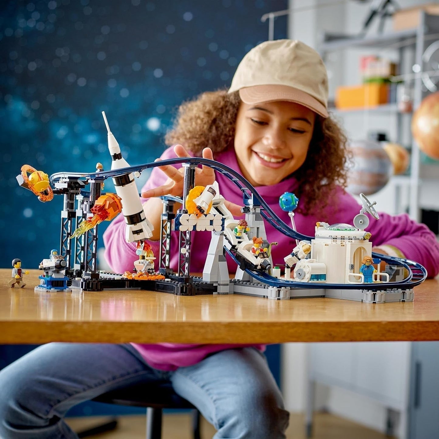 LEGO 31142 Creator Kosmiczny rollercoaster 3 w 1 dla dzieci z działającymi wózkami, który można przekształcić w wieżę swobodnego spadania lub karuzelę z rakietami i świecącymi klockami Zestawy konstrukcyjne Besuche den LEGO-Store