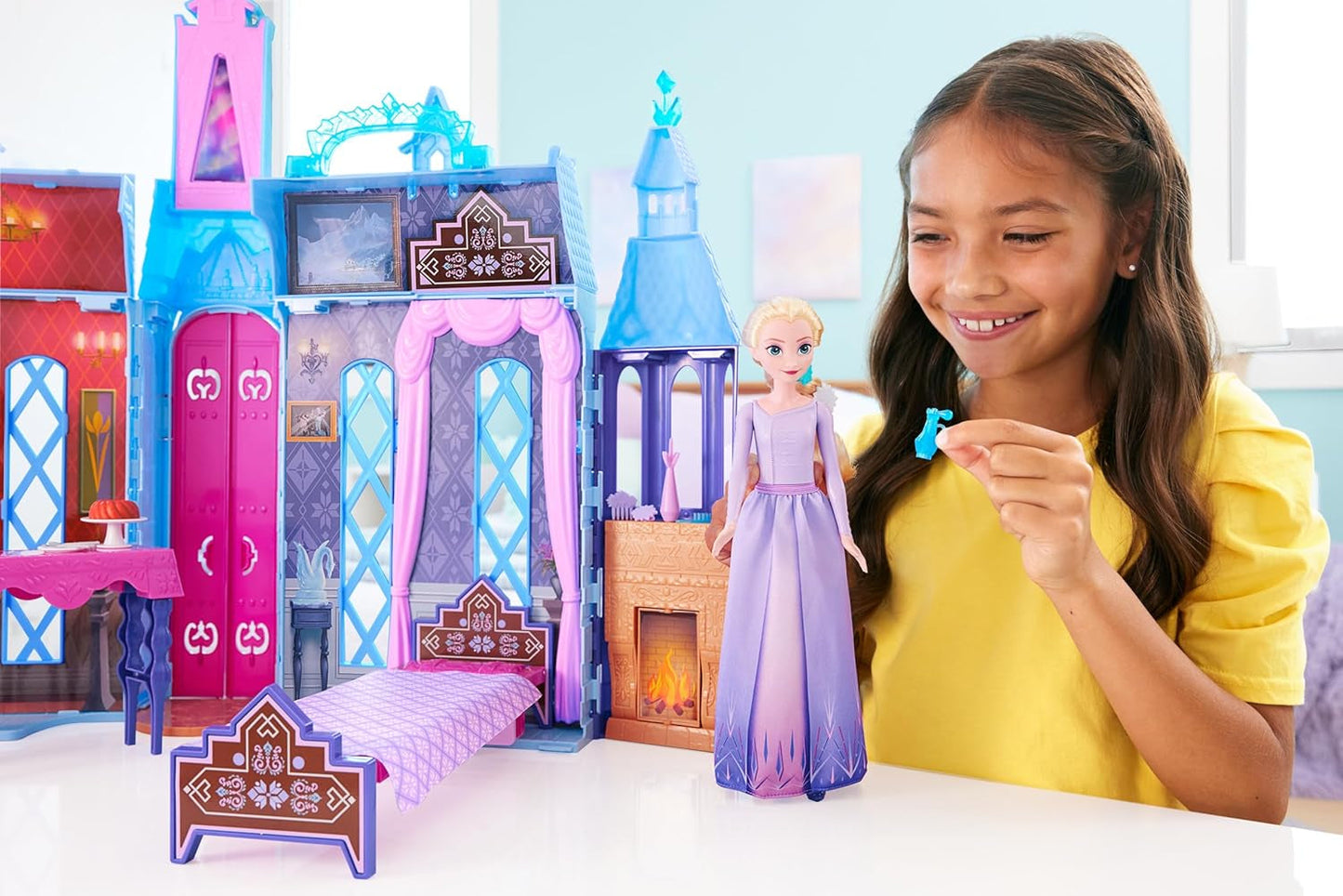 Mattel Disney Frozen - Domek dla lalek Castle Arendelle (60 cm+) z lalką Elsą, 4 place zabaw i 15 mebli i akcesoriów Disney Frozen II, HLW61