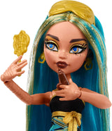 Lalki i akcesoria Monster High Buried Secrets Przytulny motyw Creepover z tajemniczą lalką i 5 nierozwikłanymi niespodziankami (figury mogą się różnić), lalki HYV64 Naty Shop