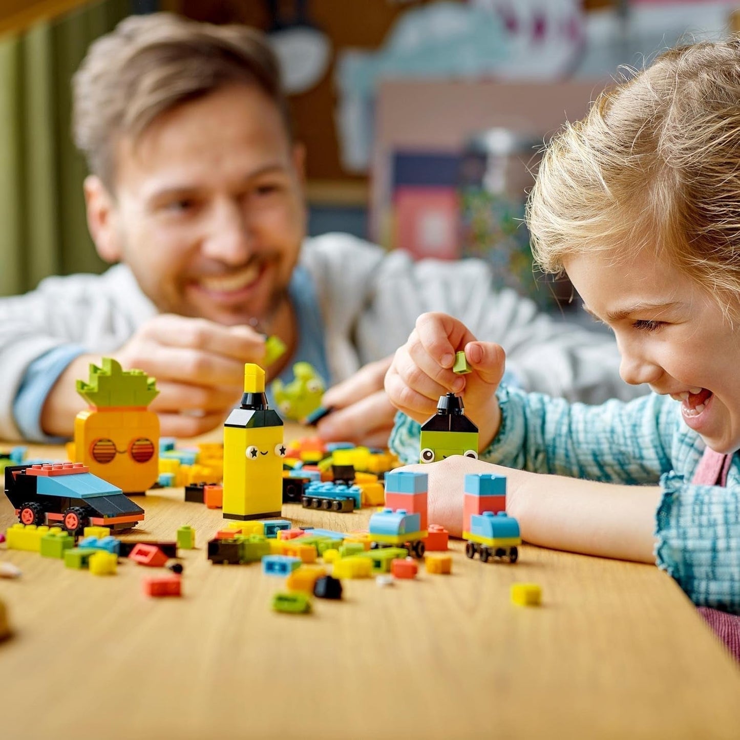 LEGO 11027 Klasyczny zestaw do kreatywnego budowania z neonem, zestaw klocków, zabawka do budowania z modelami: samochodu, ananasa, kosmity, wrotek, figurkami i nie tylko, dla dzieci od 5 lat i więcej Zestawy do budowania Besuche den LEGO-Store