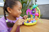 Polly Pocket GKJ64 - Przenośne pudełko kieszonkowe w kształcie ananasa z 8 zabawnymi funkcjami, lalkami Polly i Purple, 2 akcesoriami i arkuszem naklejek; zabawka dla dzieci od 4 roku życia Papusi Naty Shop