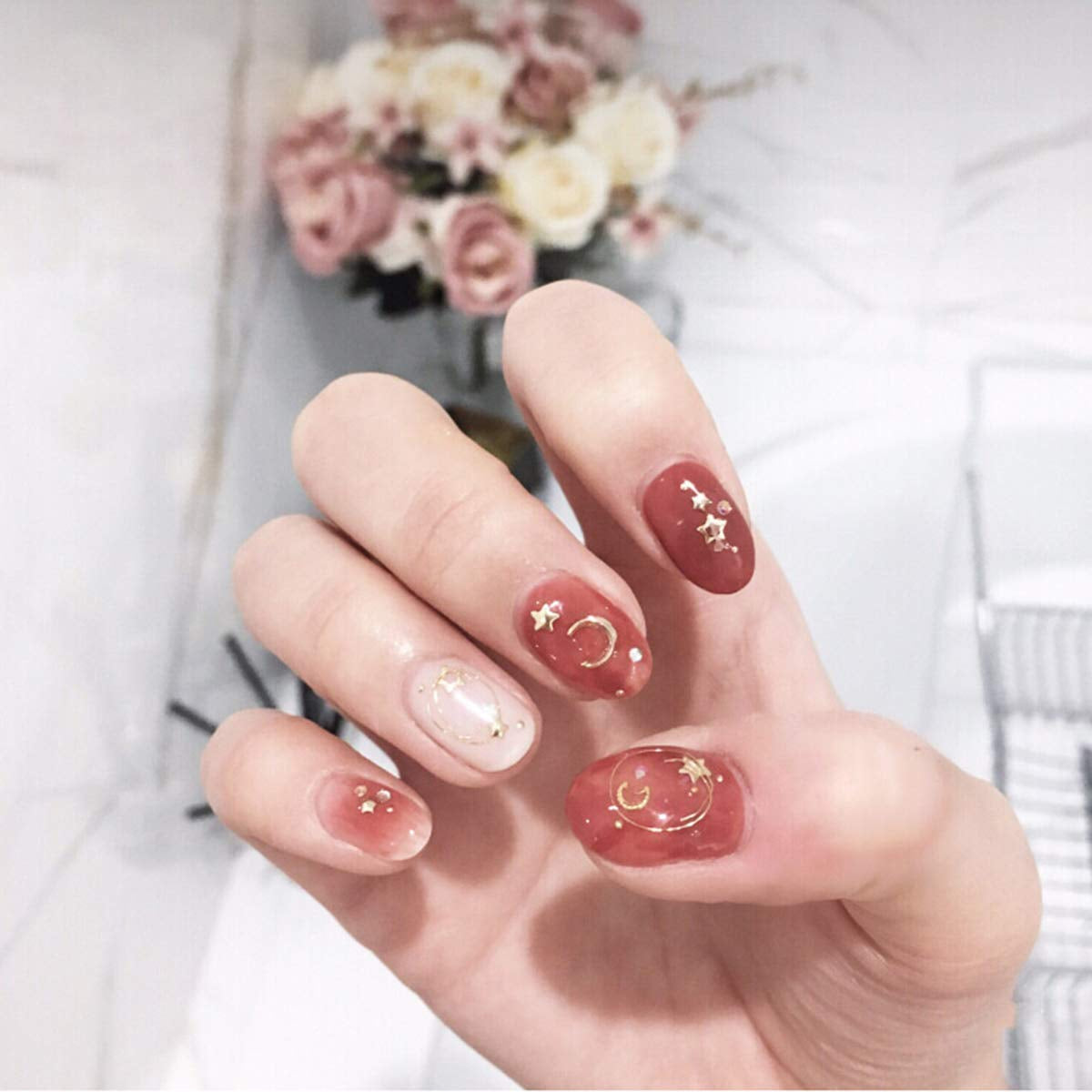 4 pudełka Nagel Art Strass, 3D Nagel Art Dekoracje, Mix Größe Nagel Perlen Glitter Strass Gold Metall Hohlniet Nagelkunst Stern Mond Sonne Nagel Zubehör Für DIY Nageldesign