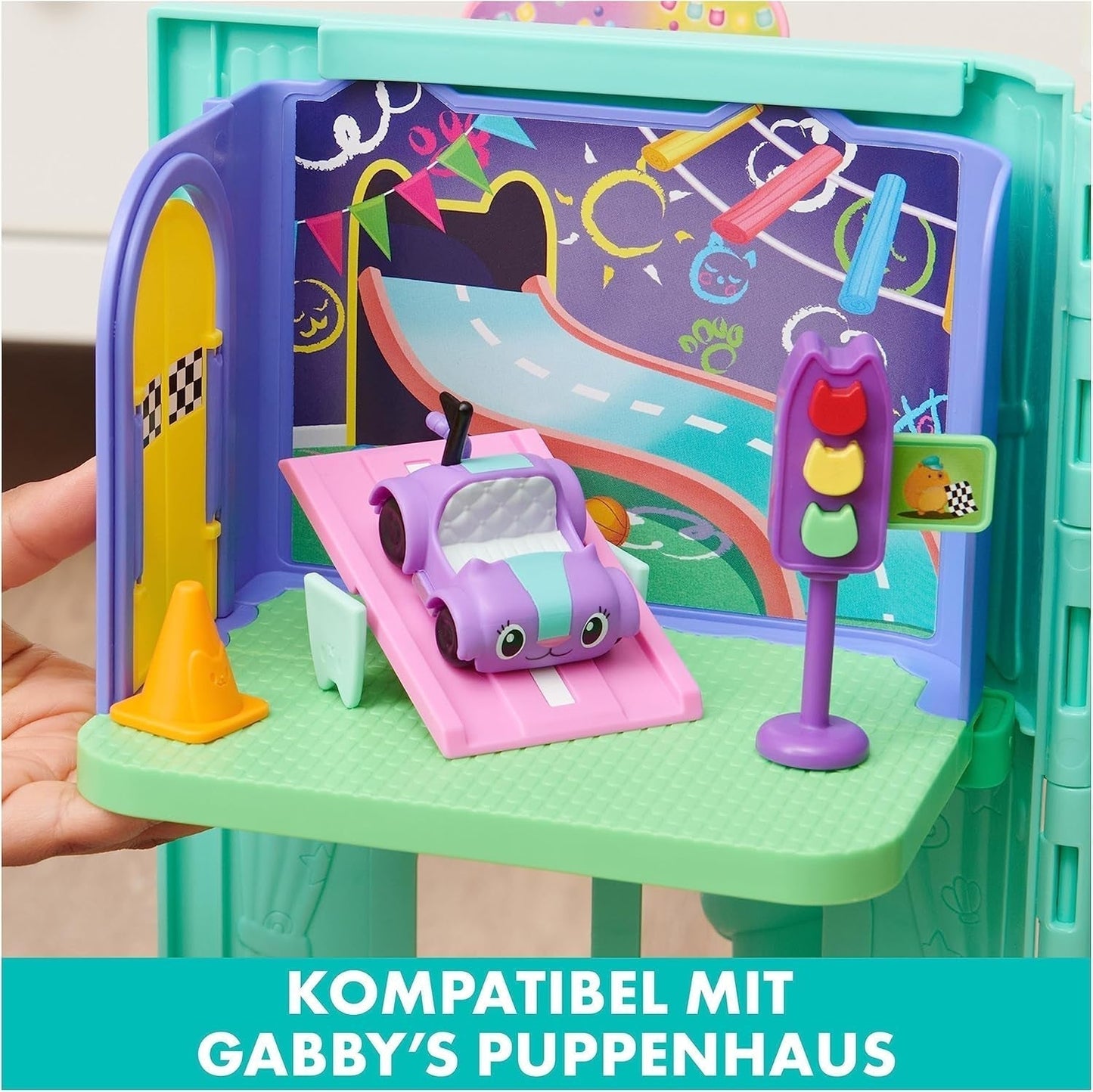 Pokój Deluxe w domku dla lalek Gabby, pokój zabaw mruczących, pokój zabaw z samochodzikiem Carlita, 2 meble i 2 pudełka z niespodziankami z akcesoriami, odpowiednie dla dzieci w wieku od 3 lat Domki dla lalek Naty Shop