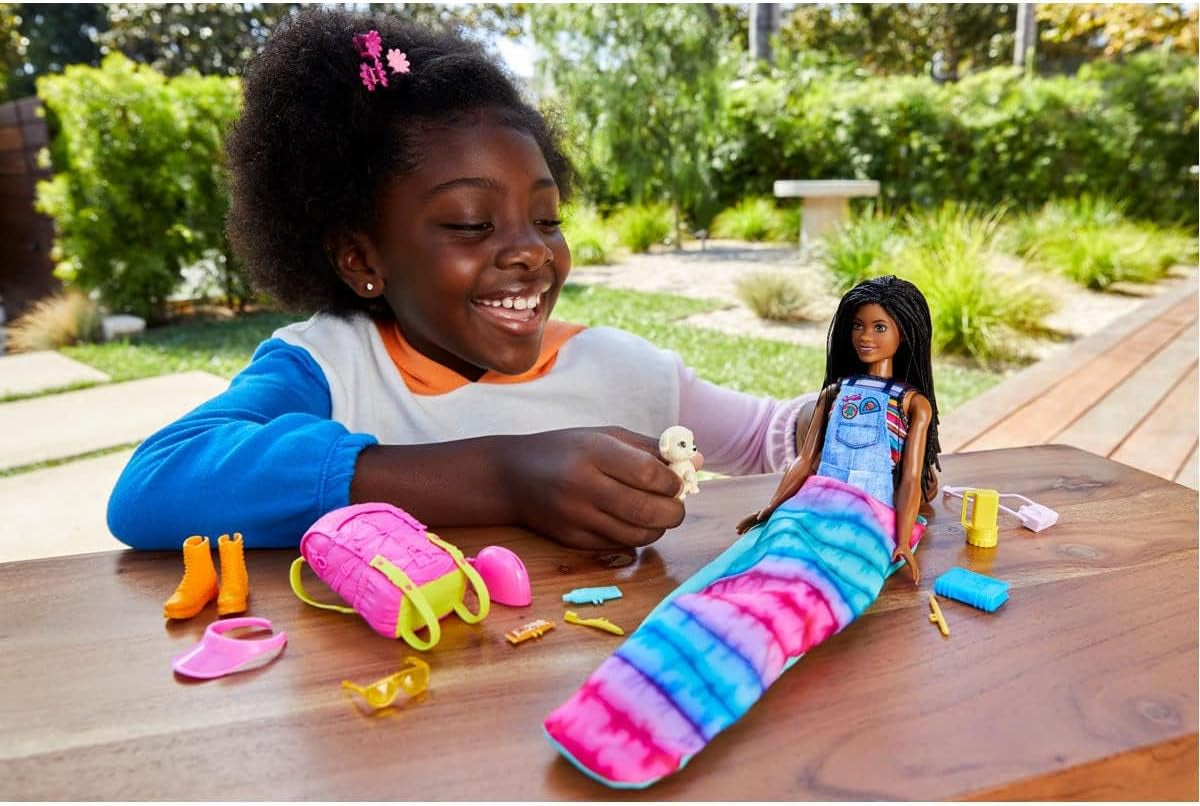 Podwójna lalka Barbie HDF74! Brooklyn Camping Doll (Brunetka z plecionymi warkoczami, ok. 29 cm) ze szczeniakiem, plecakiem, śpiworem, 10 akcesoriami kempingowymi, prezentem dla dzieci w wieku 3 lat i starszych