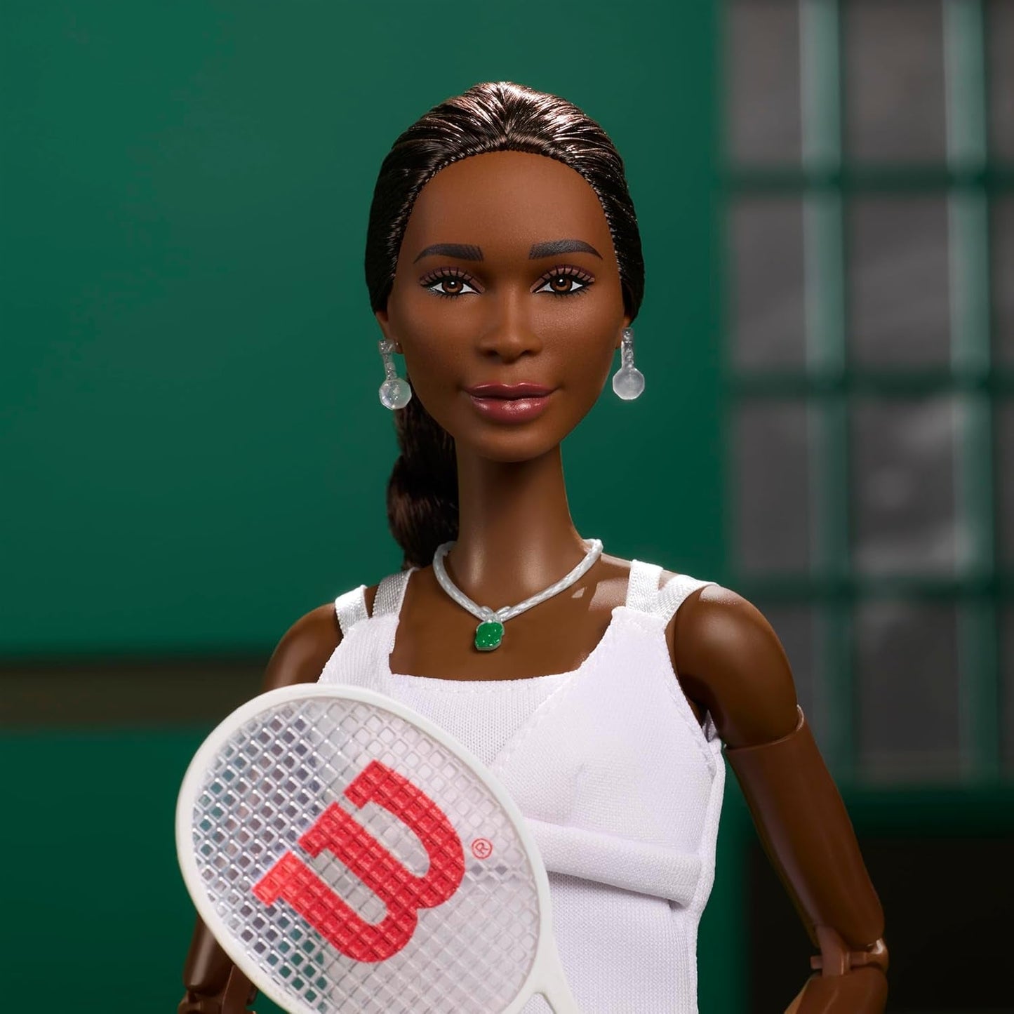 Barbie Inspirująca seria dla kobiet Modna lalka Barbie Venus Williams z podpisanym mundurem i rakietą tenisową w zestawie z pudełkiem prezentacyjnym HRM49
