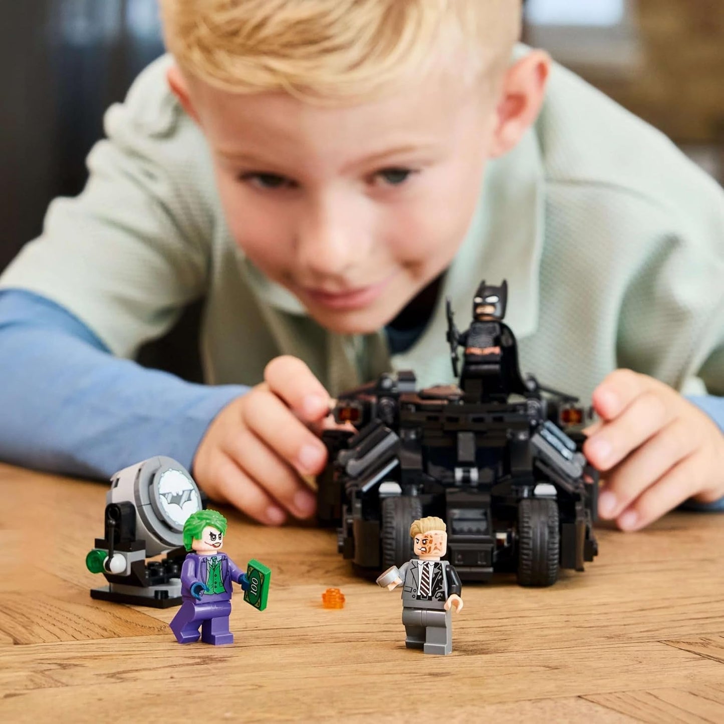 LEGO DC Batman: Kubek Batmana kontra Kubek Batmana Dwie twarze i Joker — zabawka superbohatera z samochodem Batmobil — zestaw z minifigurkami — prezent dla chłopców i dziewcząt od 8 lat 76303 Zestawy do budowania w sklepie LEGO