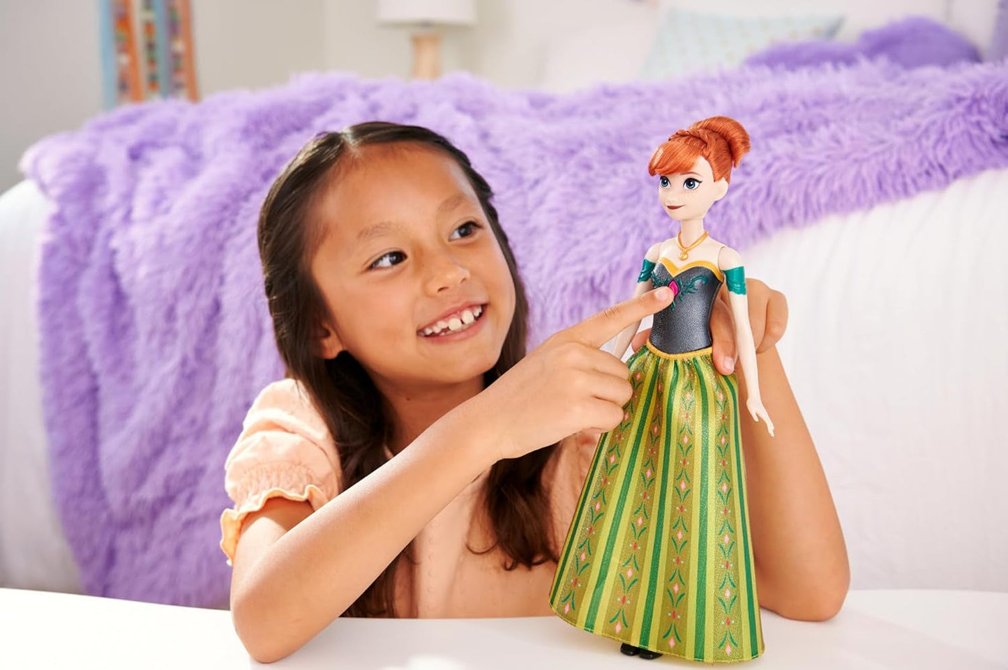 Mattel Toys Disney Frozen Anna śpiewająca lalka modowa w kultowym stroju śpiewa „po raz pierwszy” z filmu Disneya w języku angielskim, francuskim, niemieckim, włoskim, JDL59