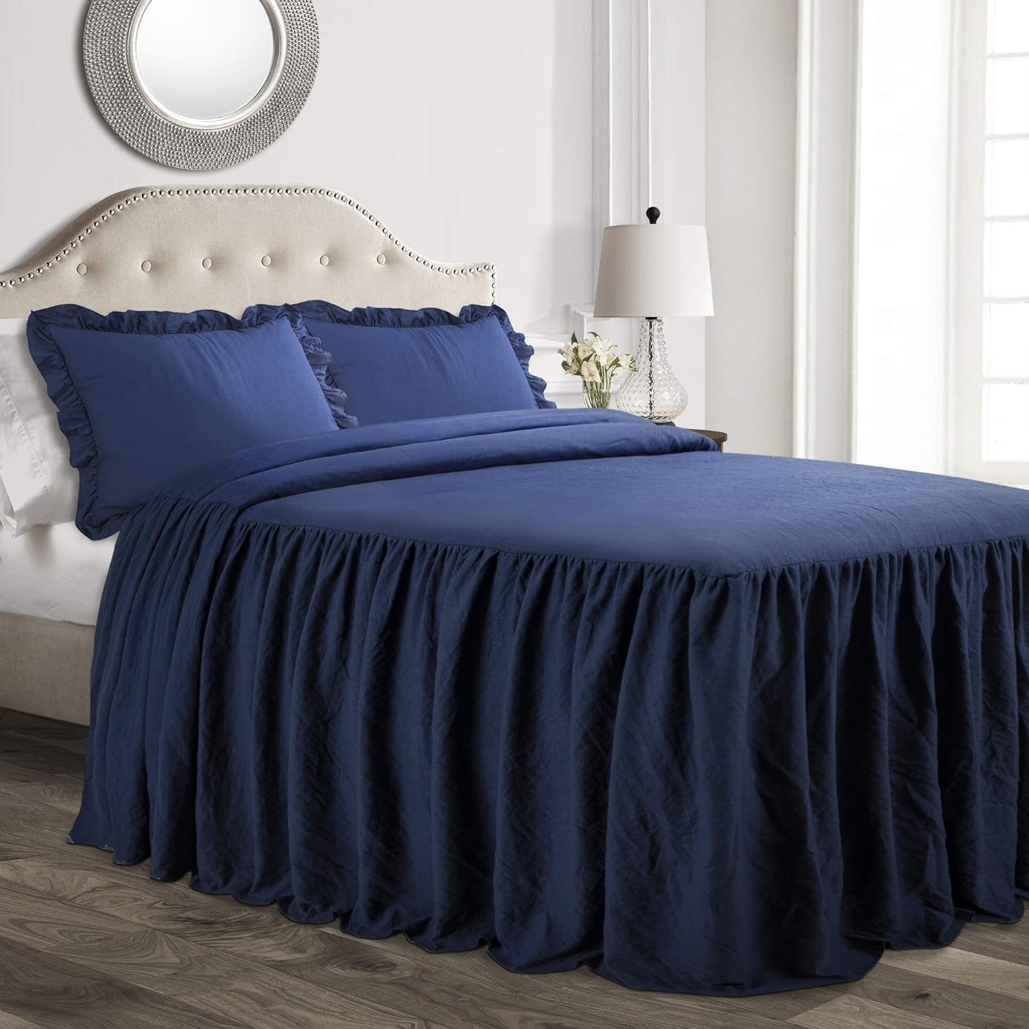 Zestaw pościeli ze spódnicą z falbanami Lush Decor 3-częściowy luksusowy zestaw pościeli do wiejskiego domu Eleganckie, urocze detale z falbanami Ponadczasowy styl i klasyczny design Miękki i lekki duży rozmiar Lush Decor Łóżka i kołdry Granatowy król