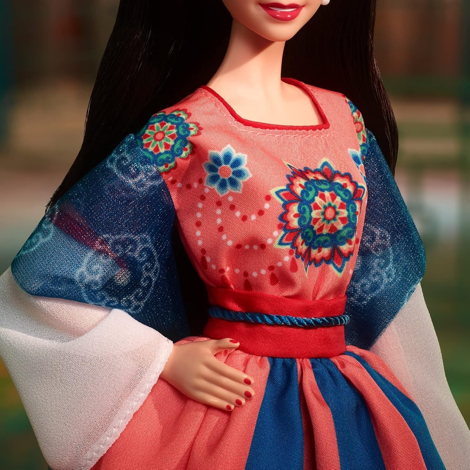 BARBIE Lunar New Year Puppe - Sammelfigur mit tradycyjny Hanfu-Robe und chinesischen Drucken, inspirowany Dunhuang-Höhlenmalereien, w tym Puppenständer und Echtheitszertifikat, HJX35