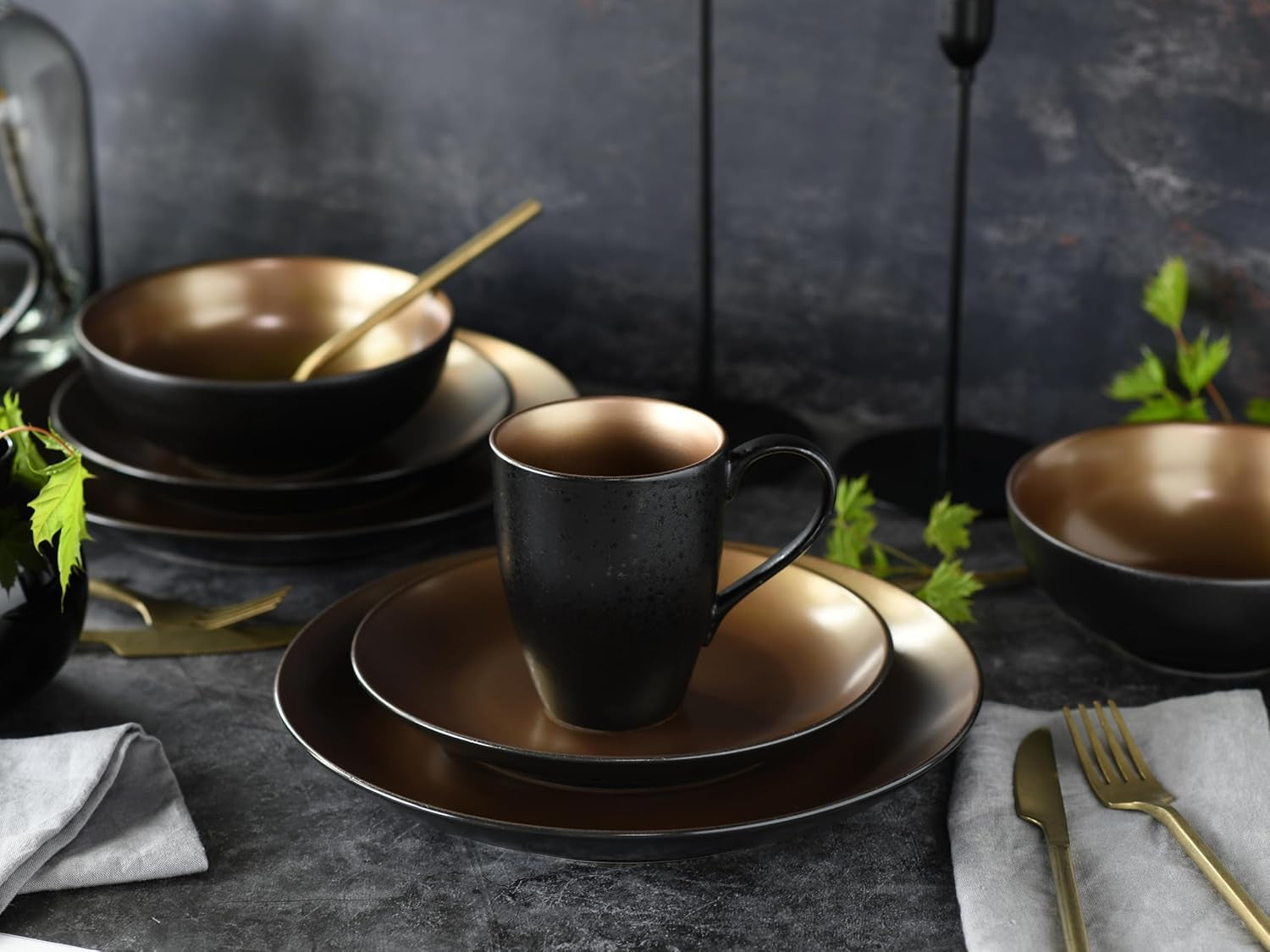 CreaTable, 23598, Seria GLAMOUR - Złota, 16-częściowy zestaw naczyń obiadowych, Usługa łączenia porcelany, Możliwość mycia w zmywarce i kuchence mikrofalowej, Jakość produkcji