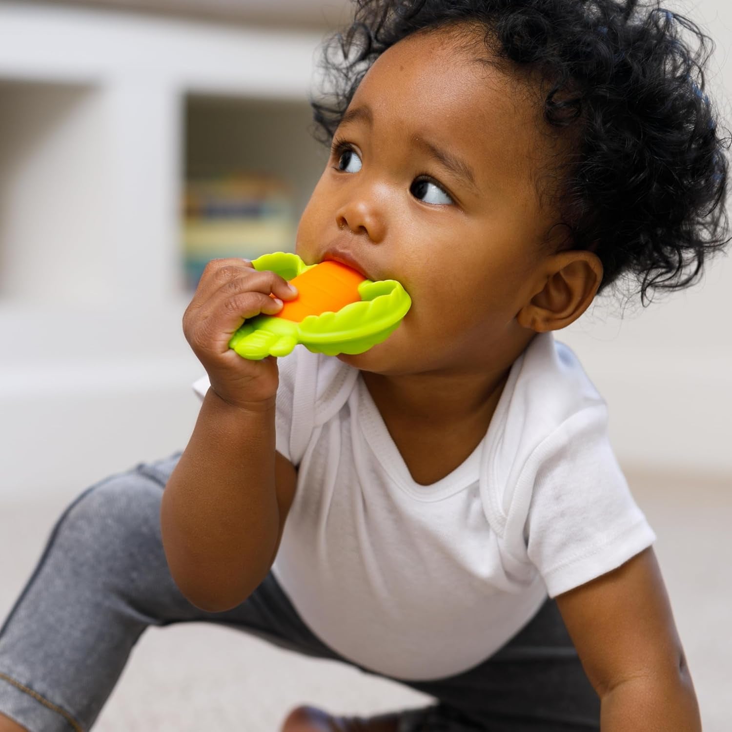 Infantino Lil' Nibbles, teksturowany silikonowy gryzak, zabawka gryzak dla niemowląt niezawierający BPA, miękki, łatwy do trzymania, stymulacja sensoryczna dla niemowląt, marchewka