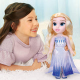 Disney Frozen 2 Elsa Doll — ruchoma lalka o wysokości 35 cm w kultowej modnej sukience i długich, rozwianych włosach zapewniających dodatkową zabawę, dla dziewczynek w wieku 3 lat i starszych, 214894