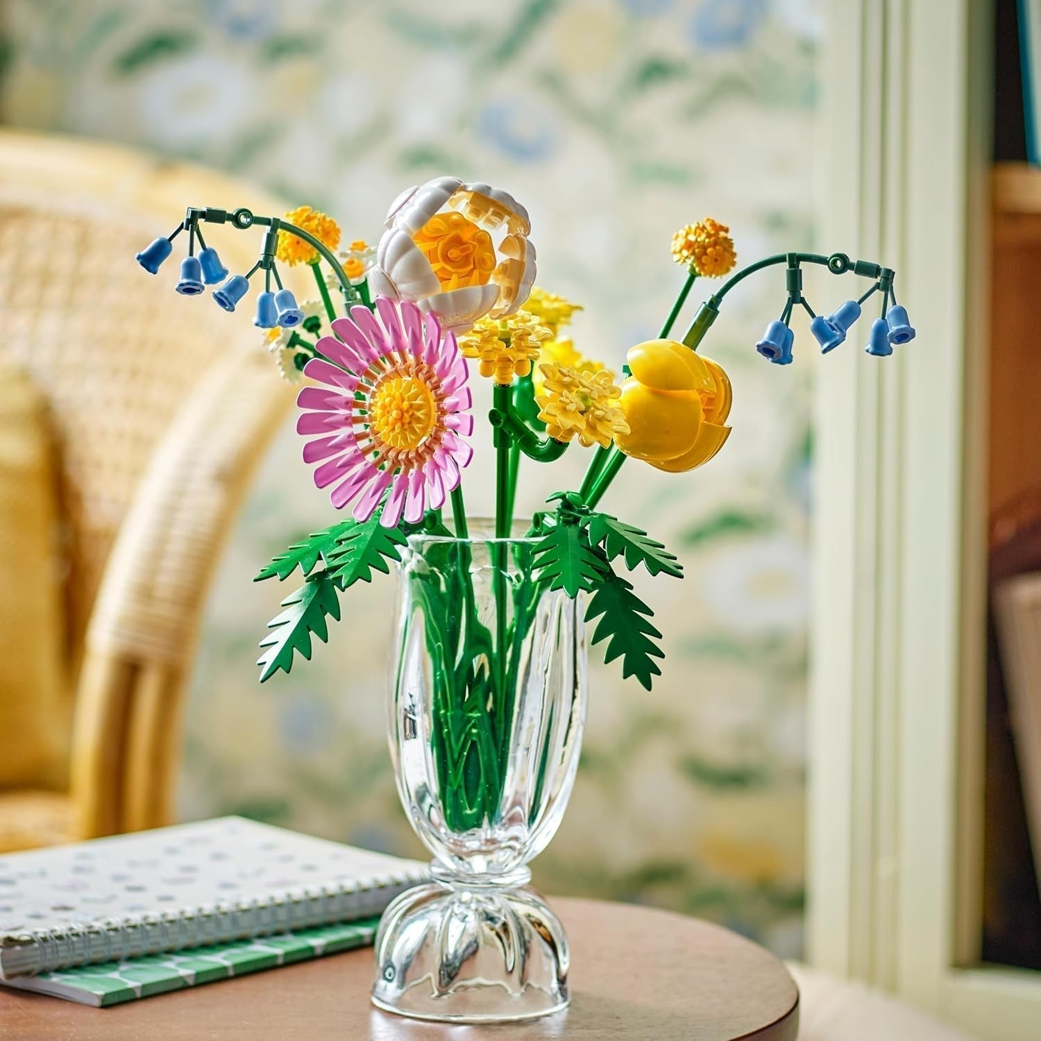 LEGO Botanicals Mały letni bukiet — zestaw do budowania sztucznych kwiatów — zawiera. dzwonki, jaskry, tulipany - Pomysł na prezent dla kobiet, matek i mężczyzn - 10347 Zestawy do budowania Besuche den LEGO-Store