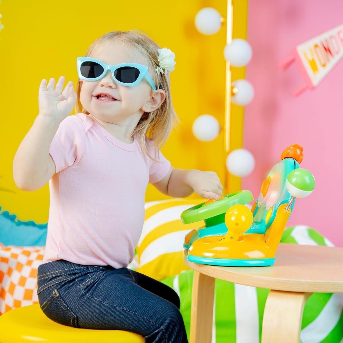 Bright Starts, zabawkowa kierownica, sterownik świateł i kolorów, z muzyką, odgłosami samochodu, kierunkowskazami, dźwignią zmiany biegów i nie tylko. Sklep z zabawkami Bebe Naty