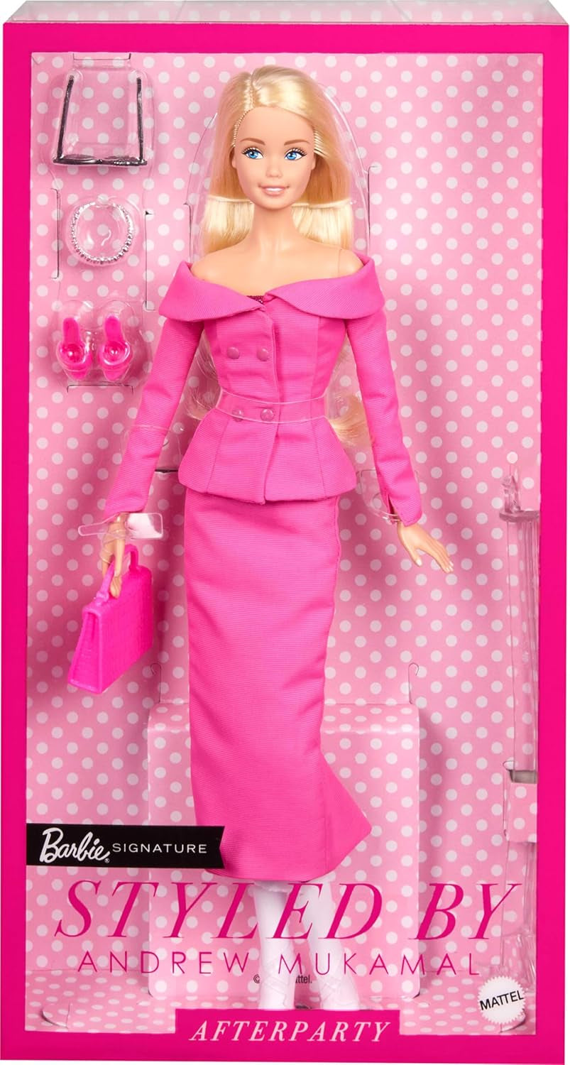 Barbie Signature gestylt von Andrew Mukamal Modepuppe, Sammlerstück z 3 stylizacjami na dzień i akcesoriami do noszenia, w tym ze stojakiem, JBH81