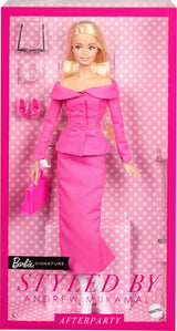 Barbie Signature gestylt von Andrew Mukamal Modepuppe, Sammlerstück z 3 stylizacjami na dzień i akcesoriami do noszenia, w tym ze stojakiem, JBH81