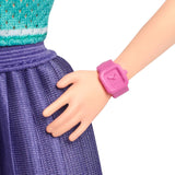 Lalka Barbie Fashionistas nr. 232 z rudymi włosami, sportowym dżersejowym topem w literę B, fioletową plisowaną spódnicą, zegarkiem na rękę i tenisówkami, HYT90
