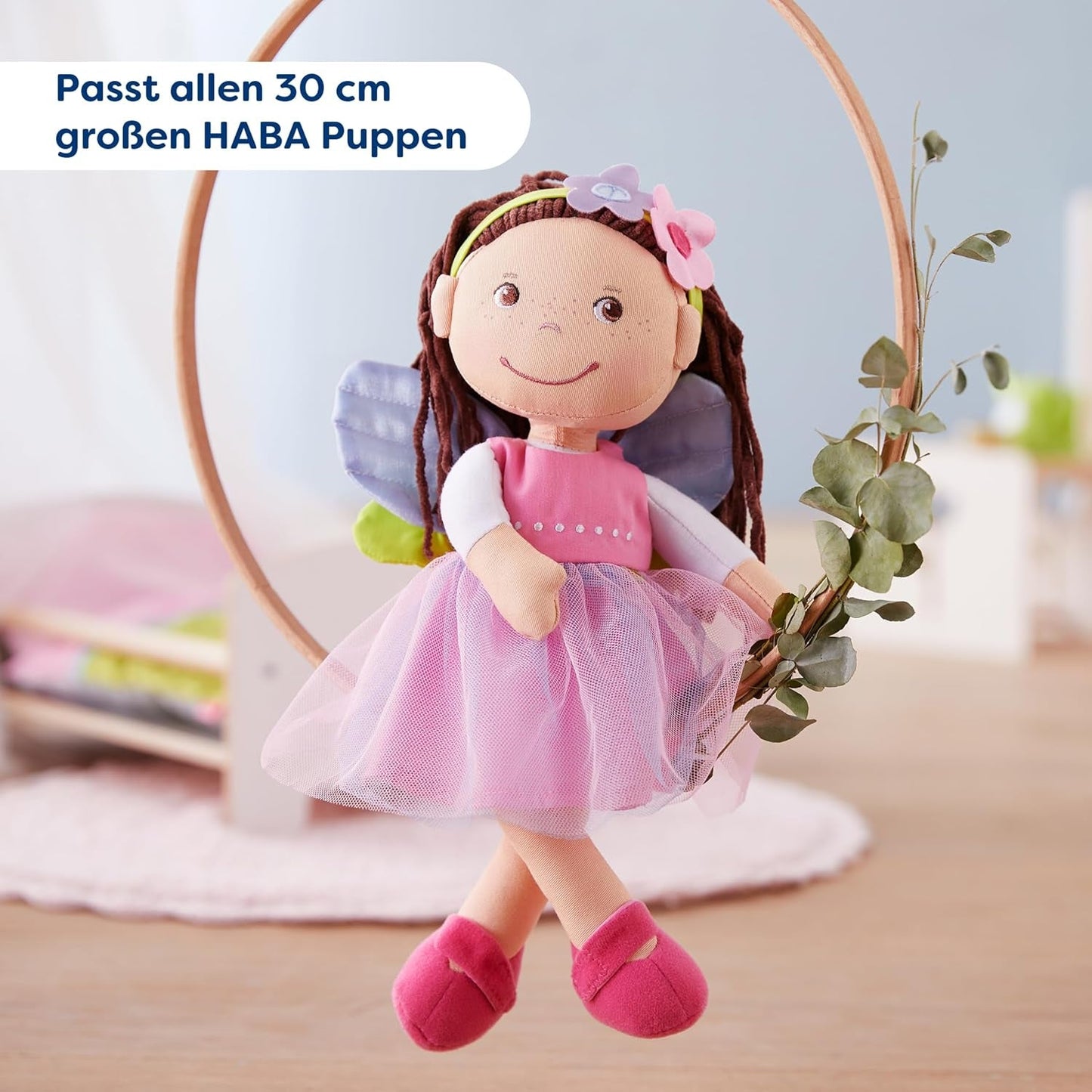 Ubranka dla lalek HABA Fairy Magic - 2-częściowy zestaw dla lalek w wieku 18 miesięcy i więcej (30 cm) - tiulowa sukienka ze skrzydełkami, w komplecie kwiatowa opaska do włosów - 1306243001