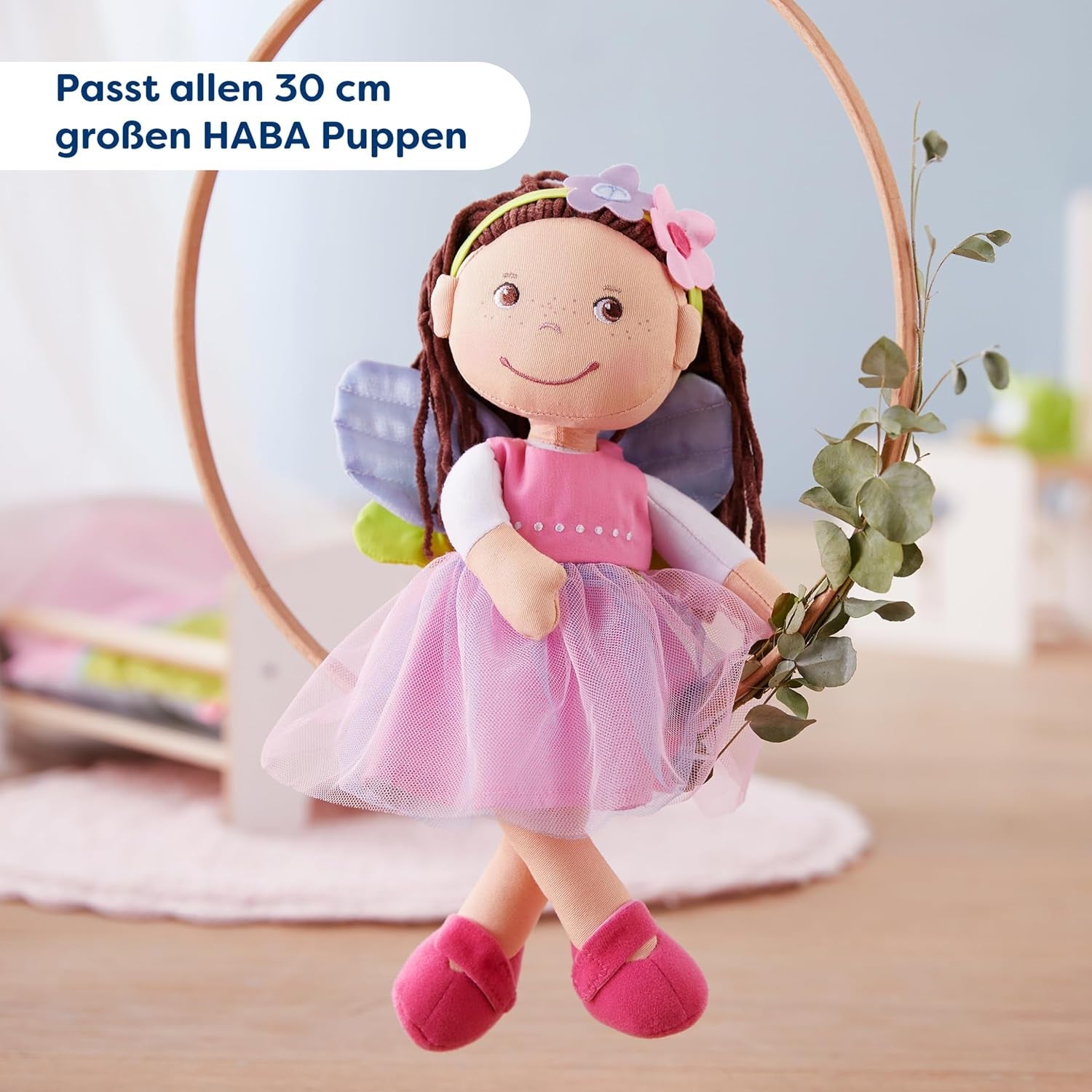 Ubranka dla lalek HABA Fairy Magic - 2-częściowy zestaw dla lalek w wieku 18 miesięcy i więcej (30 cm) - tiulowa sukienka ze skrzydełkami, w komplecie kwiatowa opaska do włosów - 1306243001