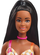 Lalka Barbie Fashionistas nr. 233 z czarnymi włosami, pomarańczową kraciastą sukienką z różowymi kwiatami, naszyjnikiem i sandałami, HYT91