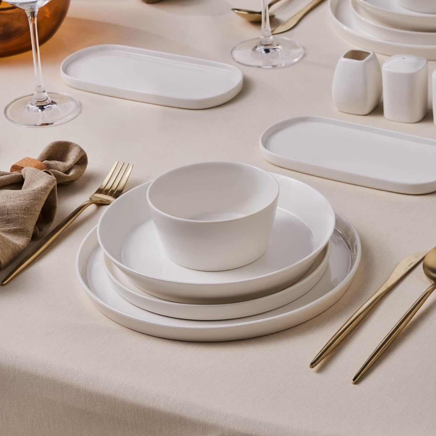Zestaw obiadowy Karaca Stream Bone Bomo na 12 osób Elegancki zestaw talerzy kwadratowych Eleganckie zastawy stołowe z białej porcelany