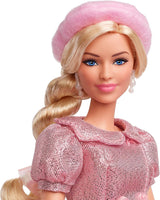 Barbie Film na podstawie filmu Margot Robbie jako figurka kolekcjonerska Barbie w różowej bluzce i tiulowej spódnicy ze stylizowaną fryzurą i pasującą biżuterią JBJ53