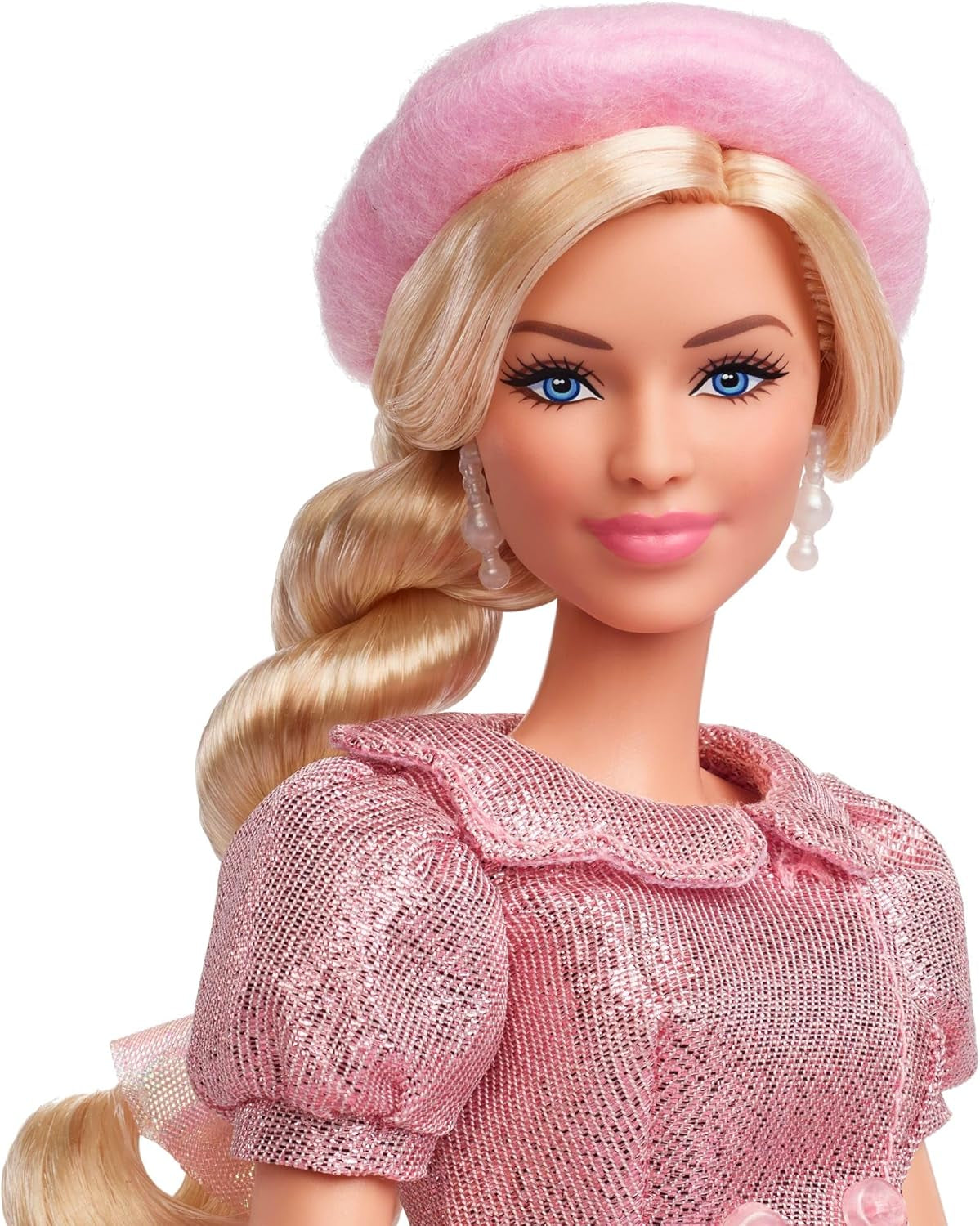 Barbie Film na podstawie filmu Margot Robbie jako figurka kolekcjonerska Barbie w różowej bluzce i tiulowej spódnicy ze stylizowaną fryzurą i pasującą biżuterią JBJ53