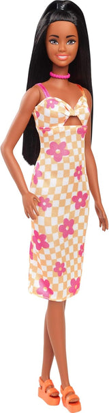 Lalka Barbie Fashionistas nr. 233 z czarnymi włosami, pomarańczową kraciastą sukienką z różowymi kwiatami, naszyjnikiem i sandałami, HYT91