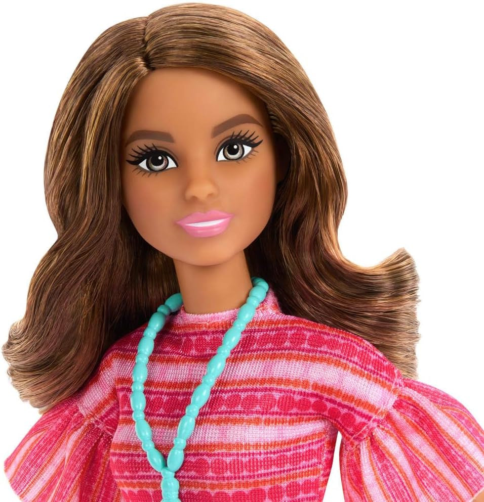 Barbie i Teresa Rezept für Freundschaft Teresa-Modepuppe z unverkennbarem Outfit zum An- und Ausziehen, z akcesoriami, w tym naszyjnikiem Einer, JCT02