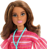 Barbie i Teresa Rezept für Freundschaft Teresa-Modepuppe z unverkennbarem Outfit zum An- und Ausziehen, z akcesoriami, w tym naszyjnikiem Einer, JCT02