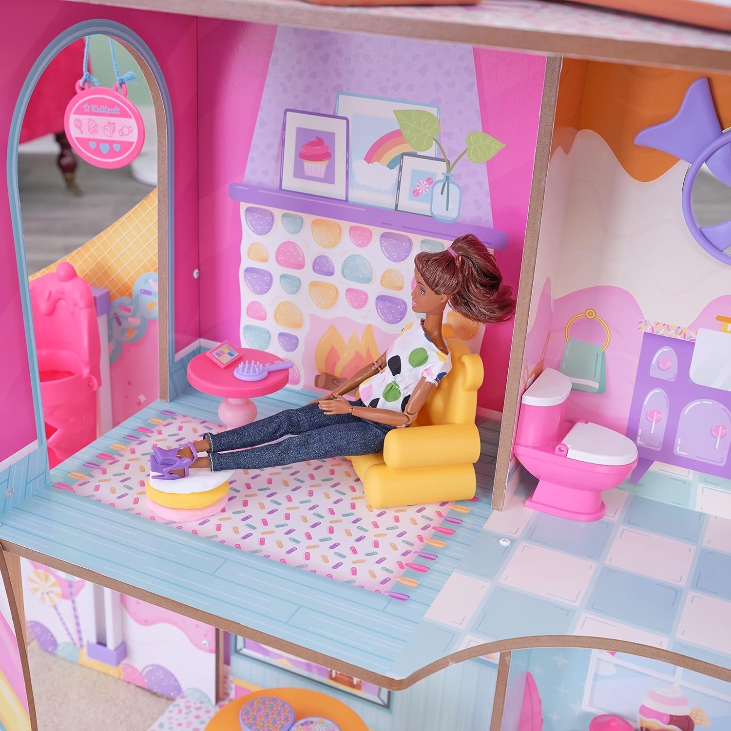 Drewniany domek dla lalek KidKraft Cukierkowy zamek z meblami i akcesoriami, Domek z figurką lamy jednorożca, Winda w kształcie rożka z lodami i Gummy-Miś dla lalek, Zabawka dla dzieci w wieku od 3 lat, 20242
