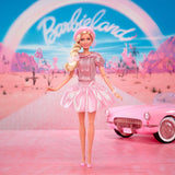 Barbie Film na podstawie filmu Margot Robbie jako figurka kolekcjonerska Barbie w różowej bluzce i tiulowej spódnicy ze stylizowaną fryzurą i pasującą biżuterią JBJ53
