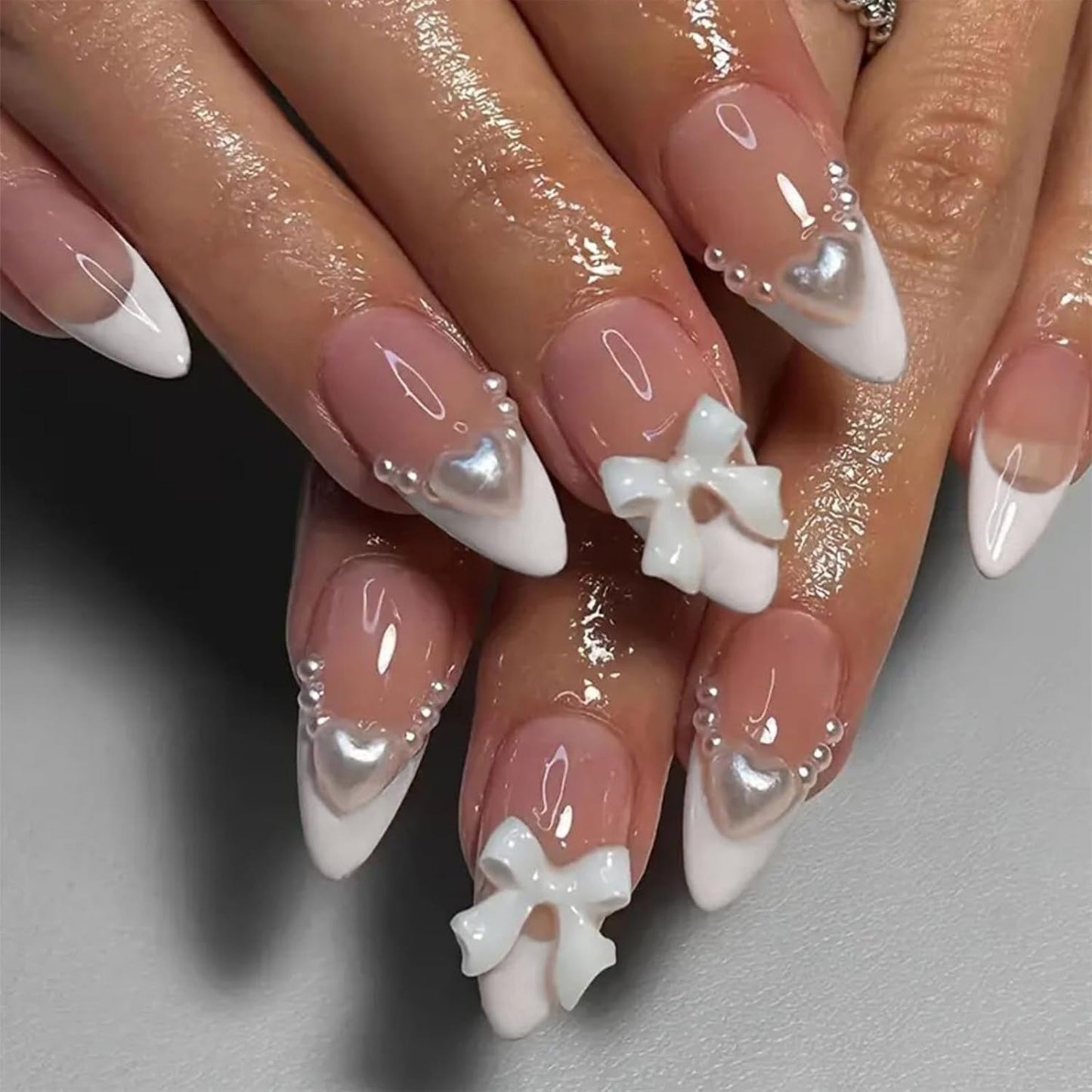 24 szt. Biała prasa migdałowa na francuskie paznokcie z kokardkami perły sztuczne paznokcie klej na sztuczne paznokcie porady brokatowe paznokcie