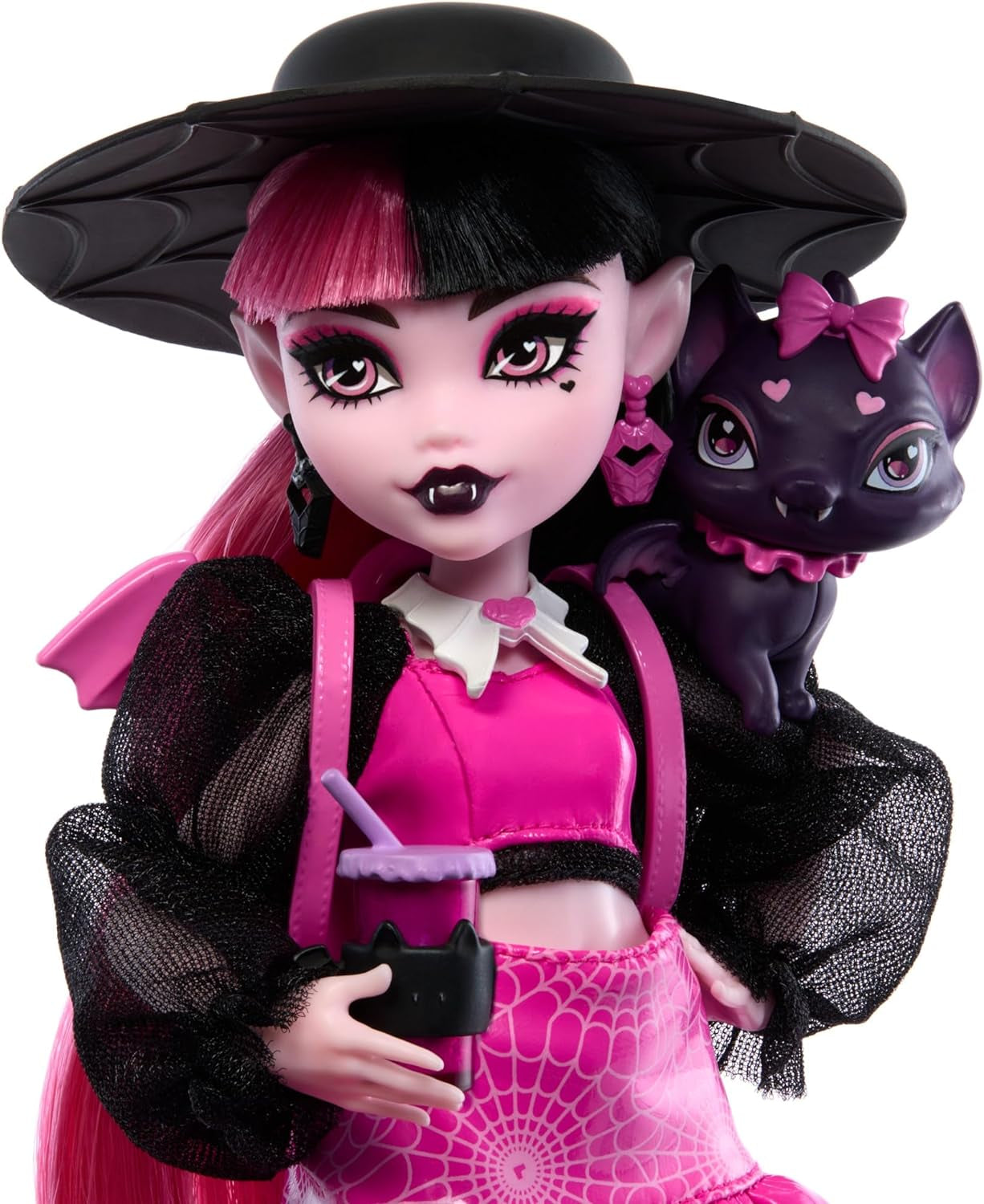 Lalka Monster High Draculaura ze swoim zwierzakiem, kotem-nietoperzem, Hrabią Fabulous i akcesoriami, takimi jak plecak, księga zaklęć, pudełko bento i nie tylko, HRP64