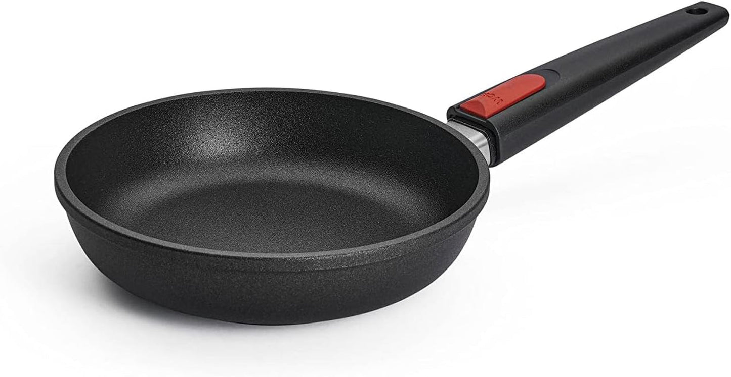 Woll Nowo Tytanowa patelnia płaska - Indukcja, wysokość 5 cm, wyjmowany uchwyt - do wszystkich typów płyt grzewczych, Odlew aluminiowy, powłoka nieprzywierająca Garnki i patelnie Naty Shop 20 cm