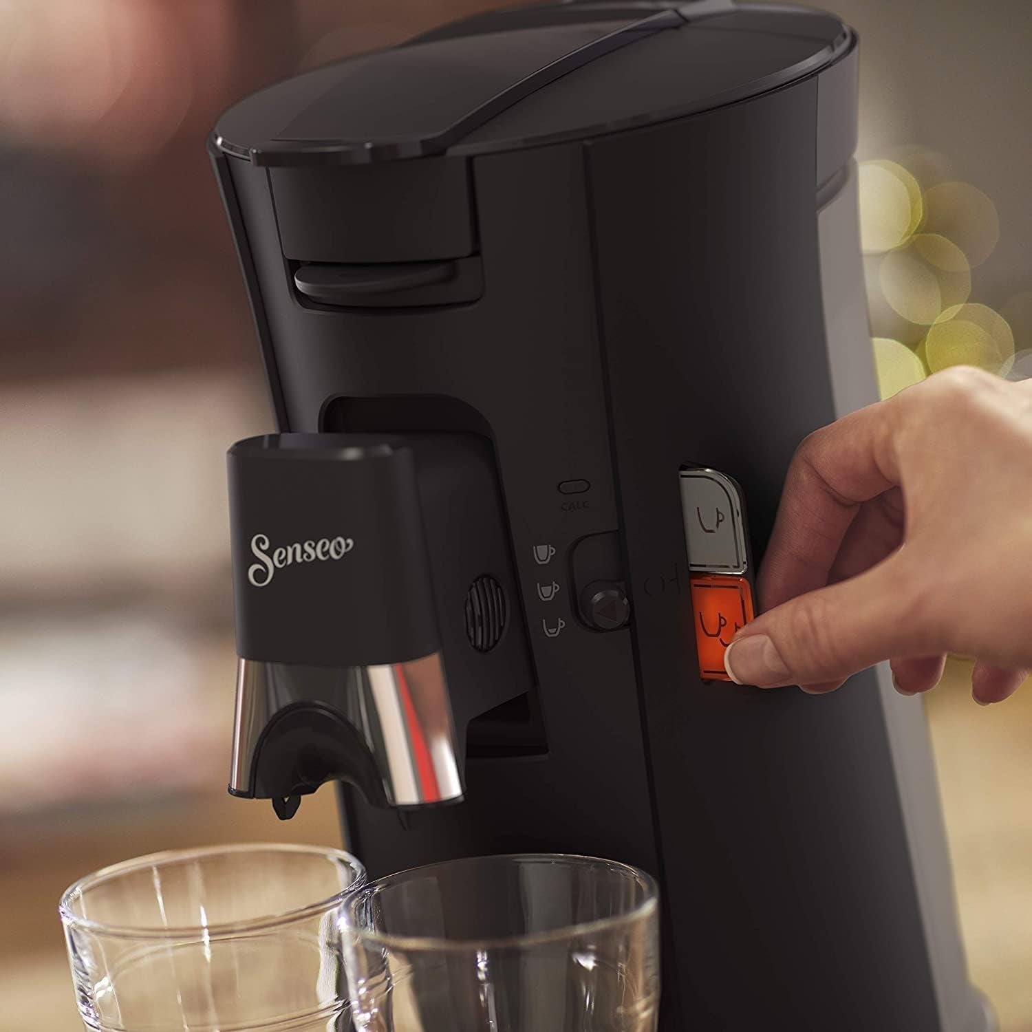 Ekspres na kapsułki PHILIPS Senseo Select z wyborem intensywności kawy i funkcją pamięci, wykonany z tworzywa sztucznego pochodzącego z recyklingu, kolor: czarny (CSA240/60)