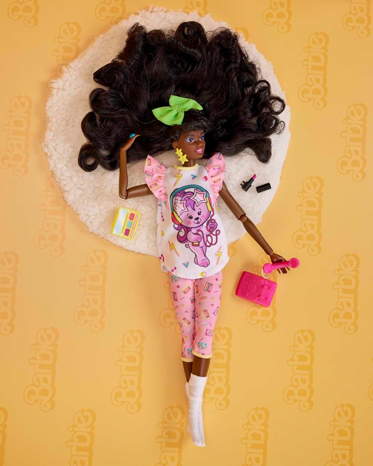 Barbie Rewind – nostalgiczna figurka kolekcjonerska w stylu lat 80. ze wspaniałymi włosami i strojem, zawiera telewizor, popcorn i telefon, dla fanów i kolekcjonerów, HJX19