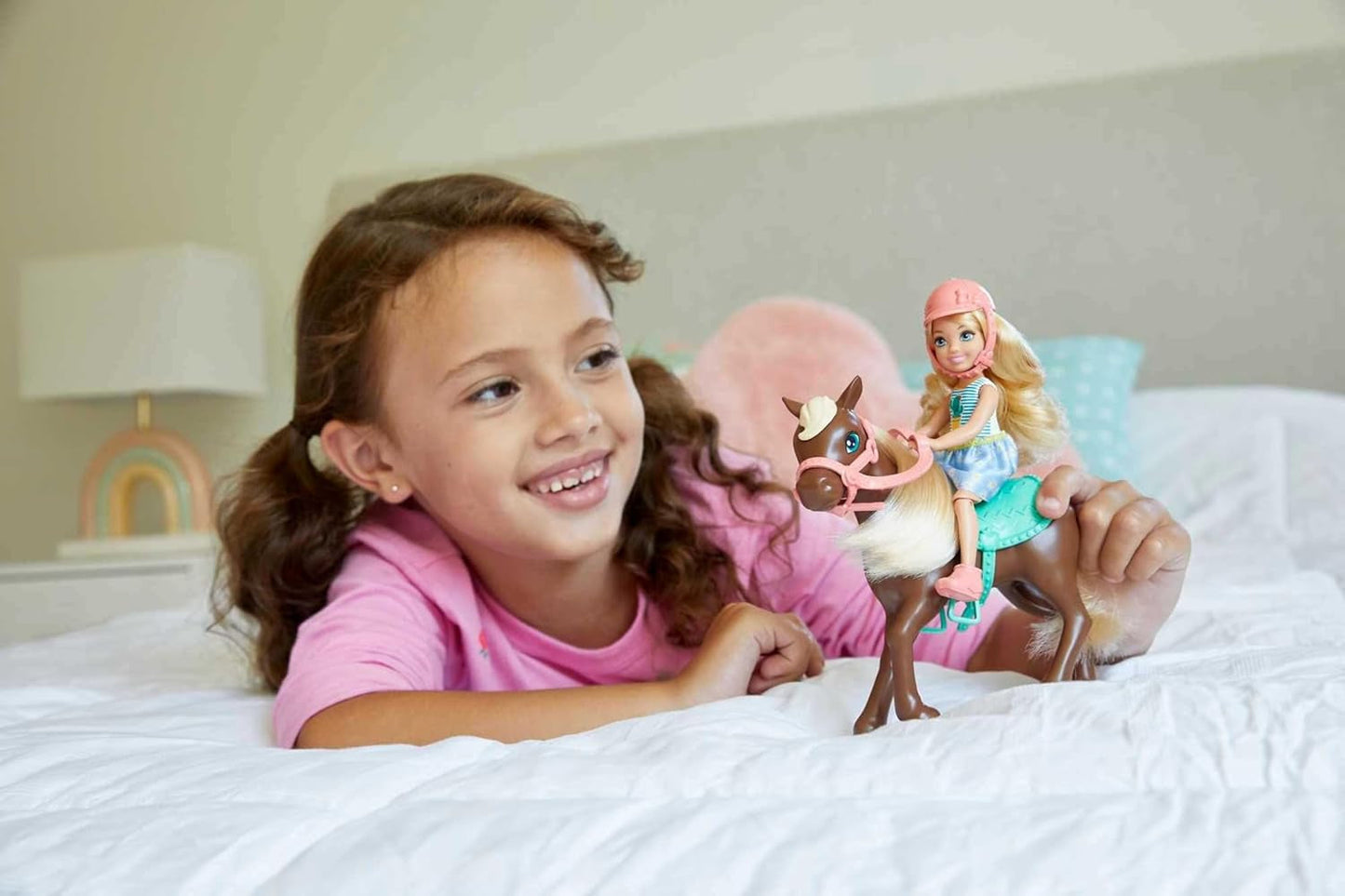 Barbie GHV78 – Zestaw klubowy Chelsea z lalką i koniem, ok. Blond 15 cm z ubrankami i dodatkami, prezent dla dzieci w wieku 3-7 lat