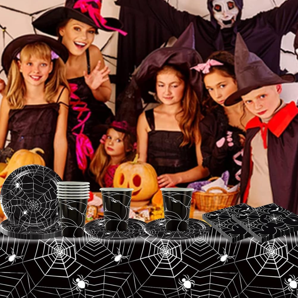 49-częściowy zestaw sztućców papierowych w kształcie pająka na Halloween, w tym talerze, serwetki, szklanki i obrus. Czarny zestaw obiadowy składający się z talerzy deserowych, serwetek i szklanek.
