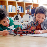 LEGO Creator Zestaw statku pirackiego 3 w 1, zabawka z 3 opcjami budowania, zbuduj piracką tawernę lub wyspę piratów Czaszki, zawiera 3 minifigurki do odgrywania przygód 31109 Zestawy do budowania Besuche den LEGO-Store