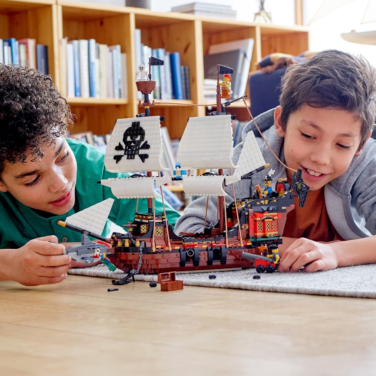 LEGO Creator Zestaw statku pirackiego 3 w 1, zabawka z 3 opcjami budowania, zbuduj piracką tawernę lub wyspę piratów Czaszki, zawiera 3 minifigurki do odgrywania przygód 31109 Zestawy do budowania Besuche den LEGO-Store