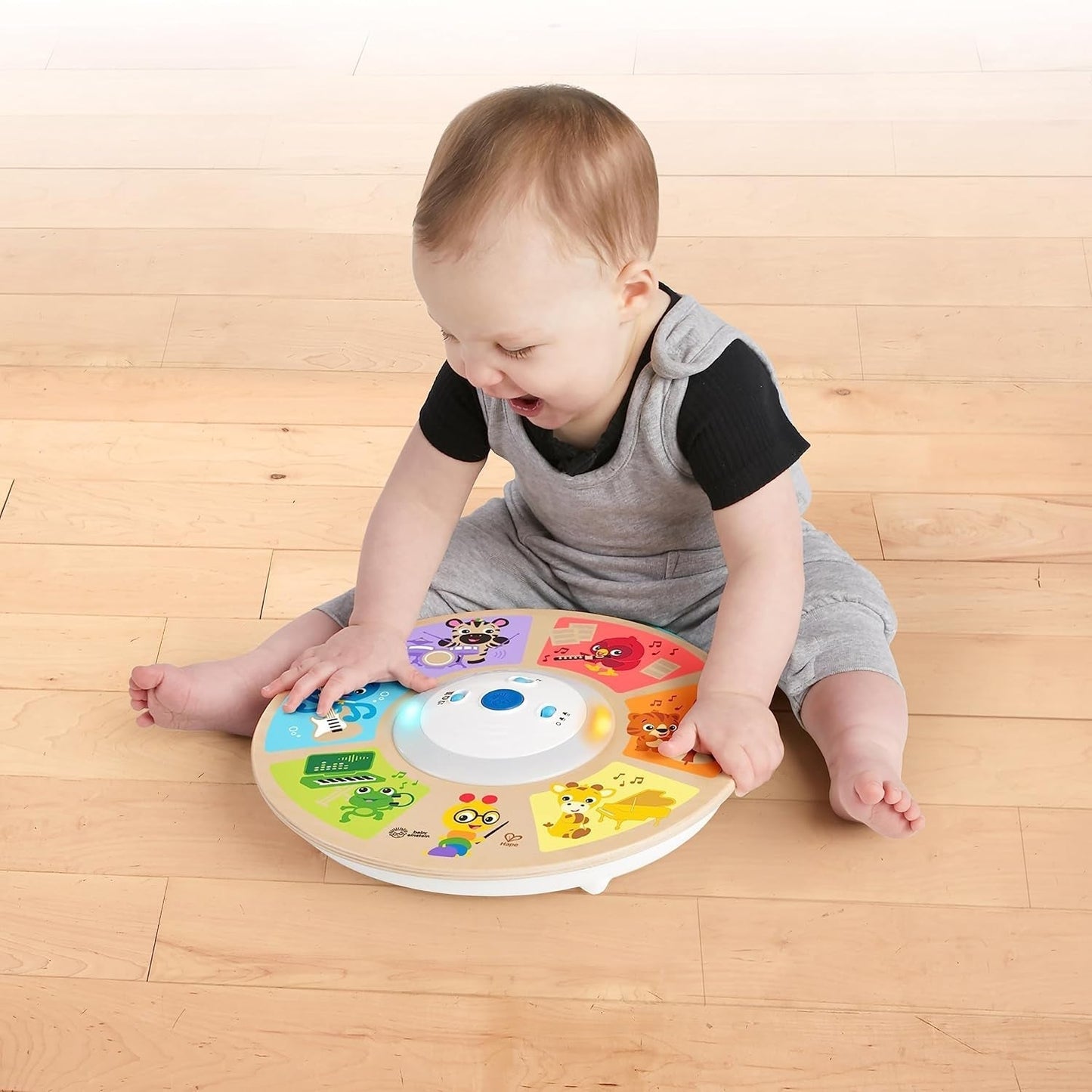 Mały Einstein, Hape, Cal's Smart Sounds Symphony Magic Touch Drewniana elektroniczna zabawka aktywna w 3 językach (angielskim, francuskim i hiszpańskim), 3 tryby, od 6 miesiąca życia Zabawki dla dzieci Naty Shop