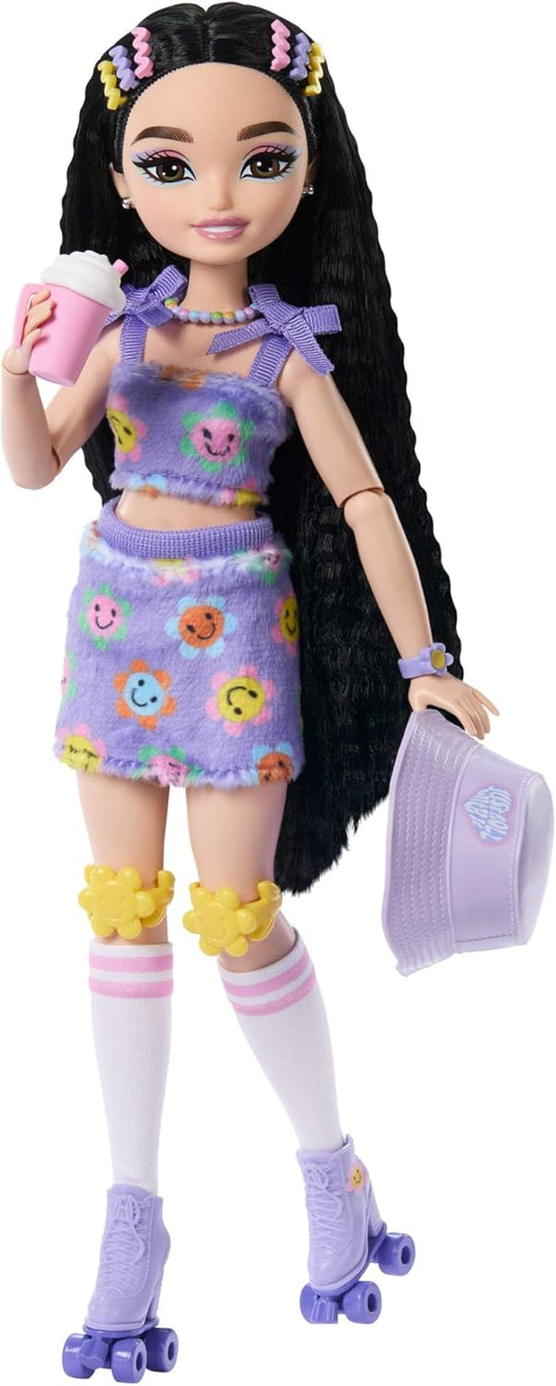 Lalka Barbie Dream Besties i akcesoria, Modna lalka Barbie Renee z jazdą na rolkach i czarnymi włosami, 12 akcesoriów tematycznych z filmami i jedzeniem, JFX99