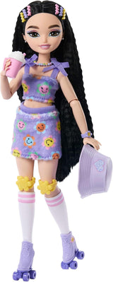Lalka Barbie Dream Besties i akcesoria, Modna lalka Barbie Renee z jazdą na rolkach i czarnymi włosami, 12 akcesoriów tematycznych z filmami i jedzeniem, JFX99