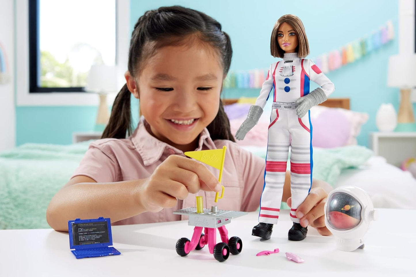 Lalka Barbie na 65. urodziny i 10 akcesoriów, zestaw astronautów, lalka brunetka, łazik na kołach, hełm kosmiczny ze zmiennym wizjerem i nie tylko, HRG45